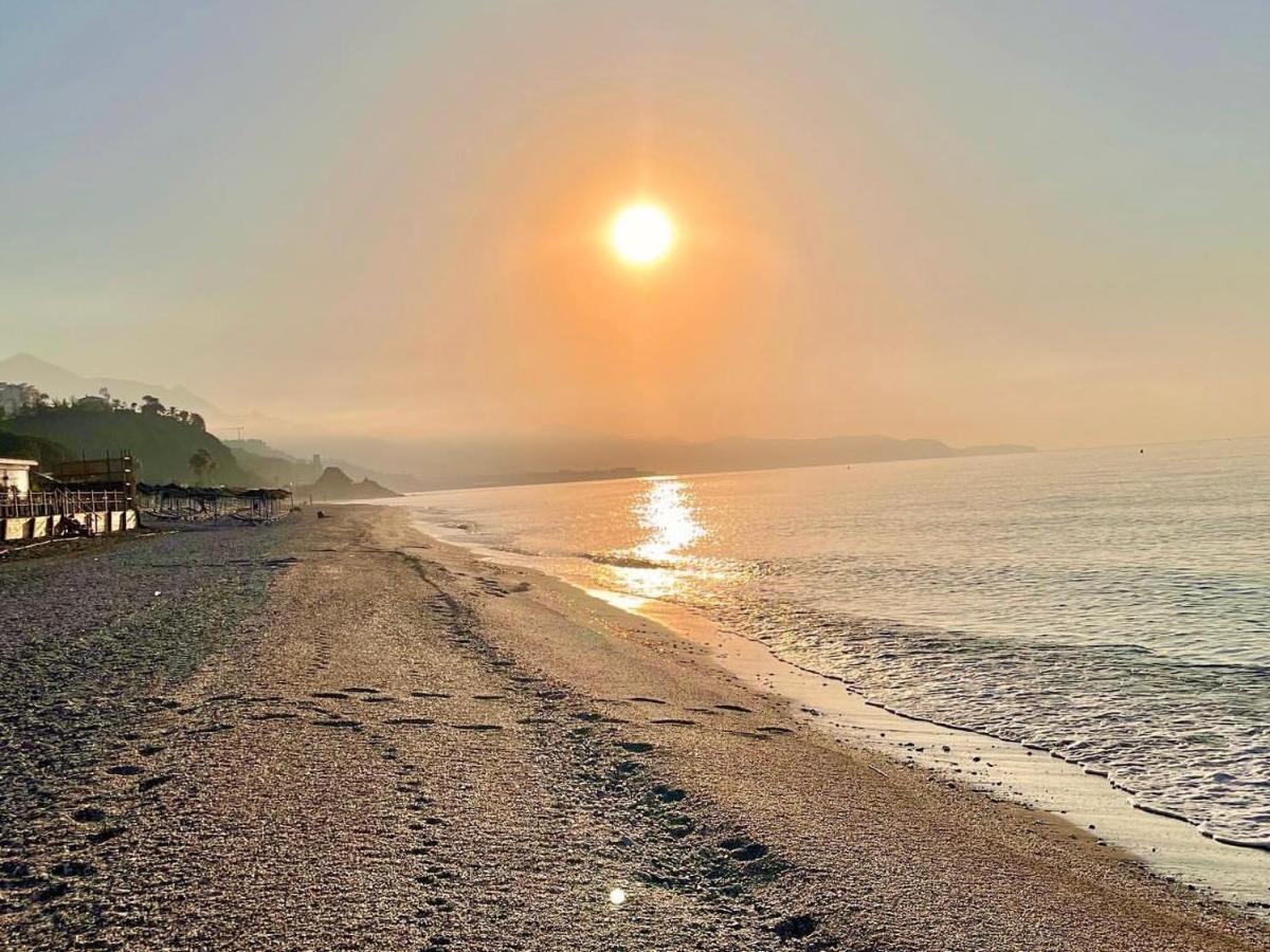 Escapada Familiar En Torrox Costa A 100M De La Playa, Vistas Al Mar Y Parking Gratis Apartman Kültér fotó
